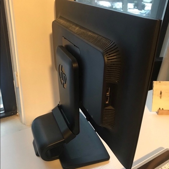 HP Computer Monitor - Picture 2 of 3